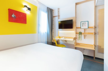 Desk, blackout curtains, soundproofing, iron/ironing board. Greet Hotel Nancy Sud