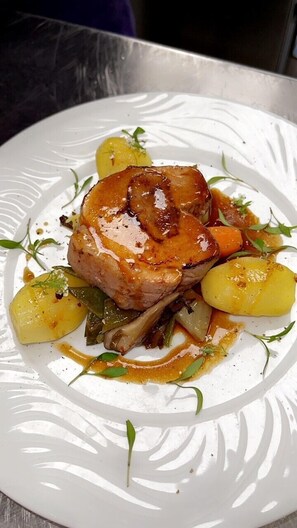 Serveert ontbijt, lunch, diner, regionale gerechten 
