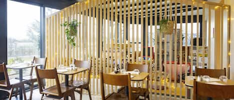 Déjeuner et dîner servis sur place
