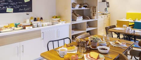 Petit déjeuner buffet (12.90 EUR par personne)