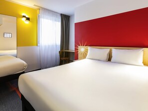 Kamer, Meerdere bedden (Pop) | Een bureau, verduisterende gordijnen, geluiddichte muren