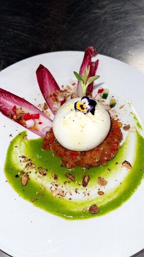 Serveert ontbijt, lunch, diner, regionale gerechten 