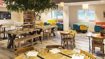 Breakfast, lunch, dinner served; Regional cuisine