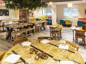 Breakfast, lunch, dinner served; Regional cuisine  - Greet Hotel Nancy Sud (Houdemont)