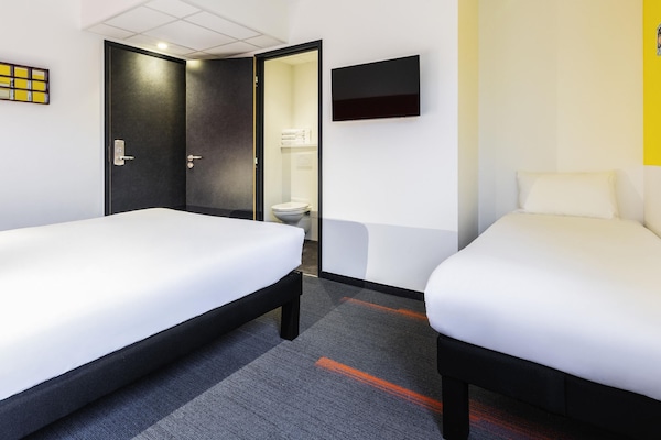 Room, Multiple Beds (Pop)