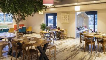 Kahvaltı, öğle yemeği, akşam yemeği sunulur, bölgesel mutfak