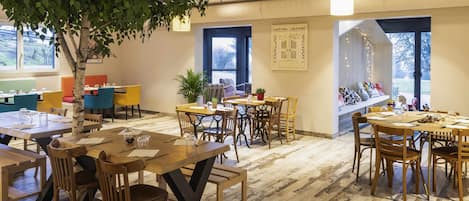 Breakfast, lunch, dinner served; Regional cuisine