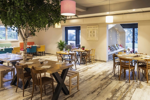 Breakfast, lunch, dinner served; Regional cuisine