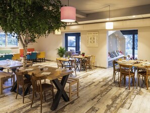 供應早餐、午餐和晚餐，地區料理