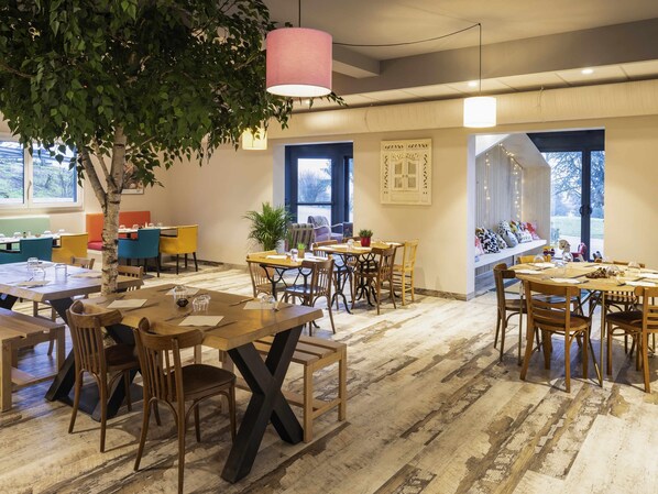 Breakfast, lunch, dinner served; Regional cuisine 