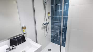 Skrivebord, mørklægningsgardiner, lydisolering, strygejern/strygebræt