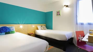 Bàn, màn/rèm cản sáng, phòng cách âm, bàn ủi/dụng cụ ủi quần áo