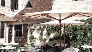 Déjeuner et dîner servis sur place, spécialités Cuisine française