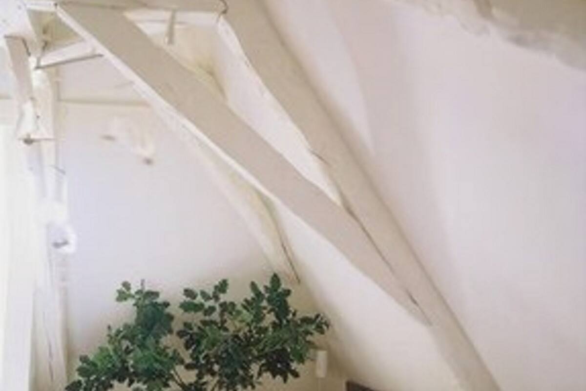 desk, soundproofing, free wifi