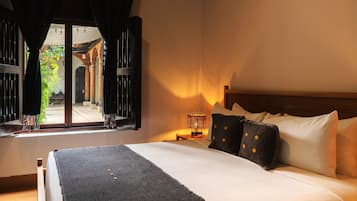 Superior kamer, 1 kingsize bed | Luxe beddengoed, een kluis op de kamer, een strijkplank/strijkijzer