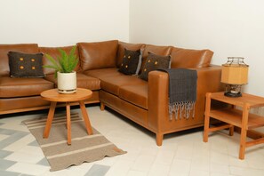 Suite – deluxe, 2 dobbeltsenger | Oppholdsområde | Smart-TV