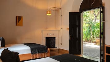 Superior-huone, 2 parisänkyä | Ylelliset vuodevaatteet, tallelokero huoneessa, silitysrauta/-lauta