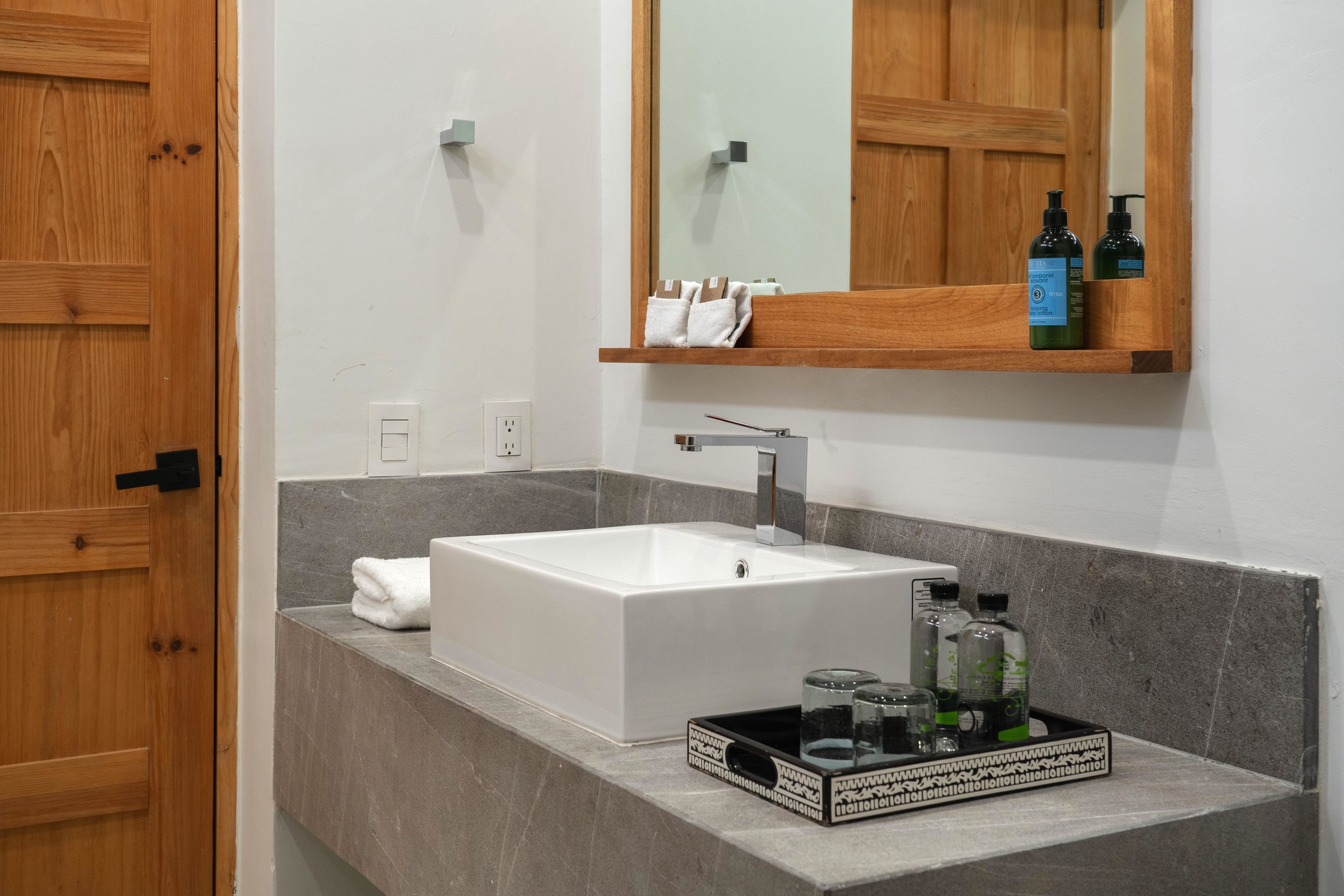 Suite, 1 cama King size | Baño | Regadera, amenidades de baño gratuitas, secadora de cabello, toallas 