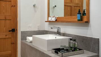 Suite, 1 cama King size | Baño | Regadera, amenidades de baño gratuitas, secadora de cabello, toallas