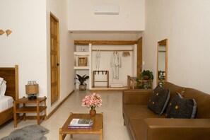 Suite – deluxe, 1 kingsize-seng | Oppholdsområde | Smart-TV