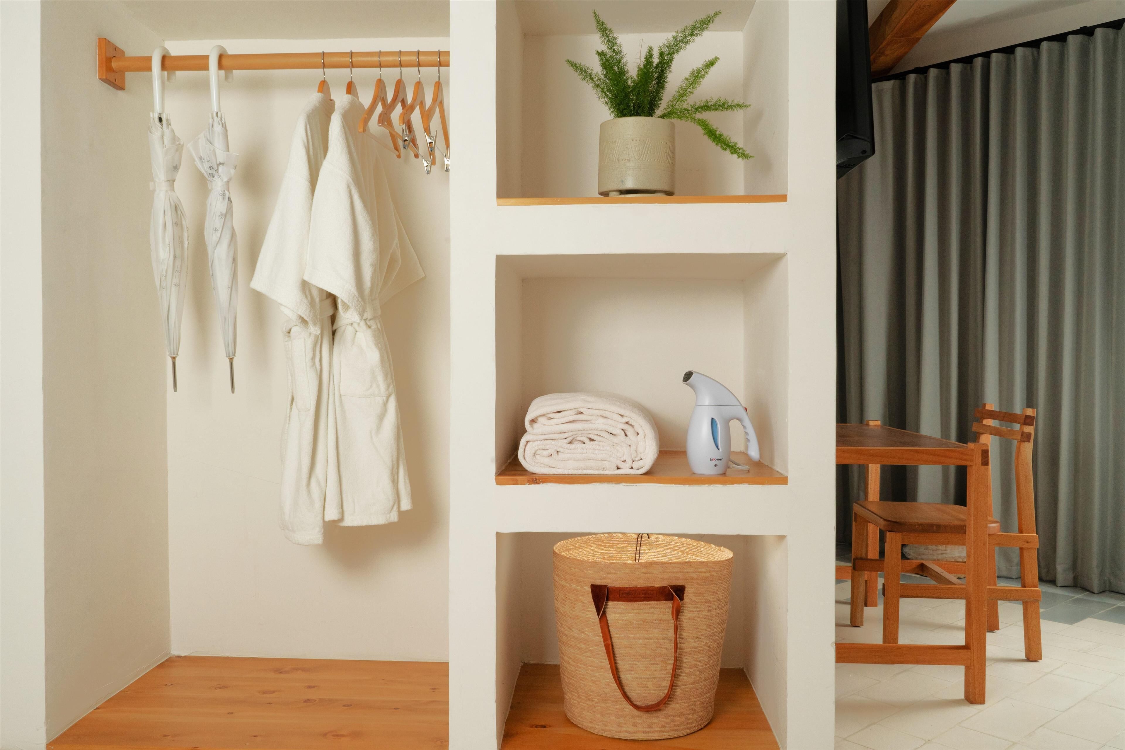 suite, 1 king bed | 1 bedroom, premium bedding, in-room safe, iron/ironing board