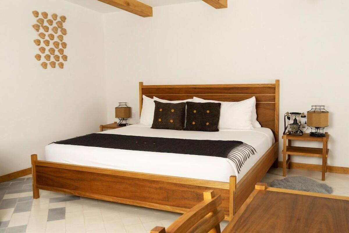 Ropa de cama de alta calidad y caja de seguridad en la habitación