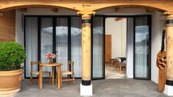 Suite Deluxe, 2 camas dobles | Restaurante al aire libre