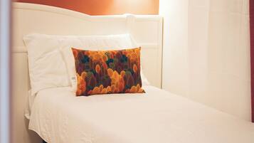 Camera quadrupla, lato giardino | Biancheria da letto di alta qualità, minibar, una cassaforte in camera