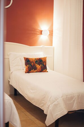 Habitación cuádruple, en la zona del jardín | Ropa de cama de alta calidad, minibar, caja fuerte y escritorio