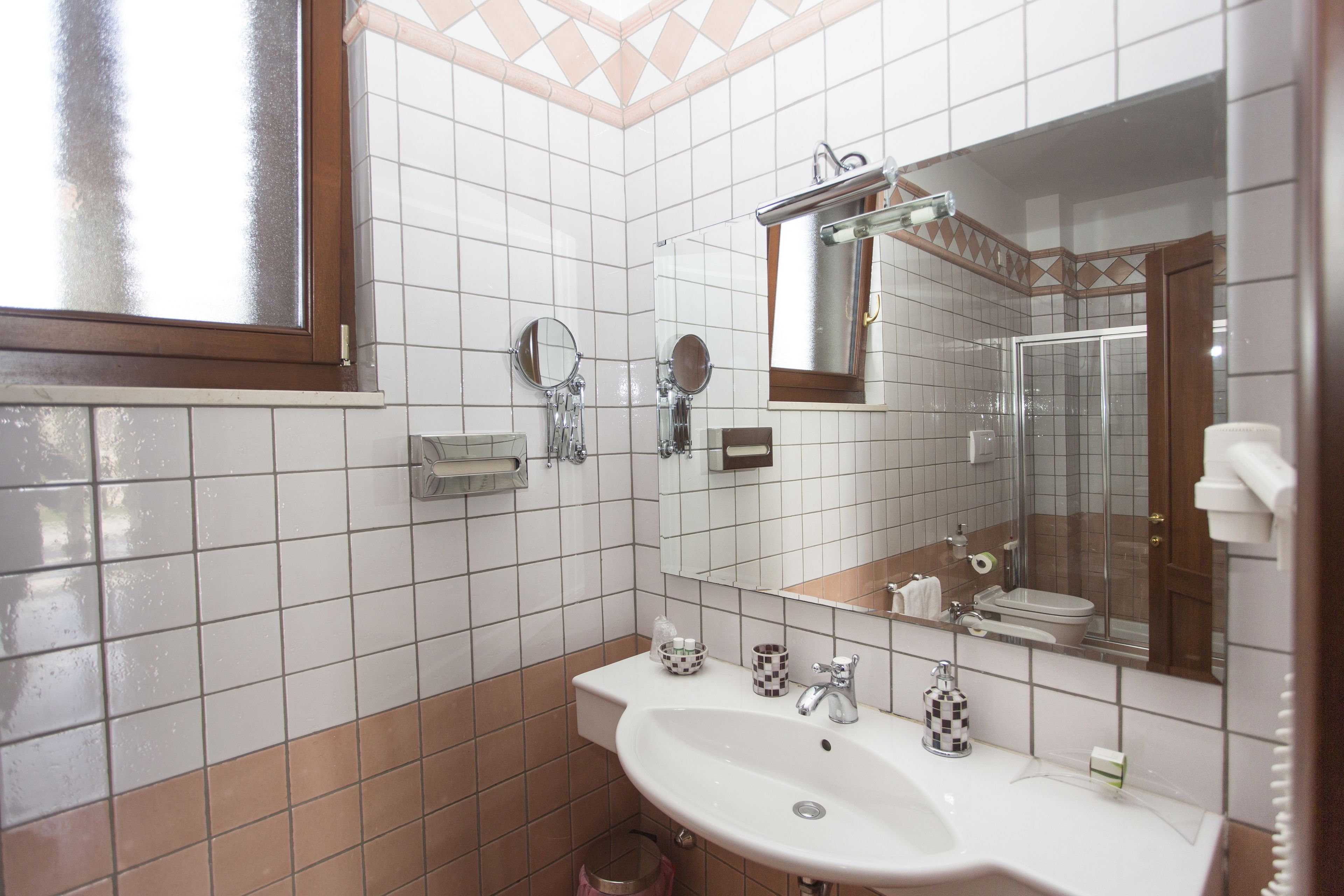 shower, hydromassage showerhead, free toiletries, hair dryer