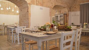 FrĂŒhstĂŒck, Mittagessen, italienische KĂŒche, Blick auf den Garten