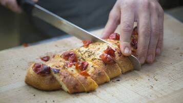 Aperto a colazione e pranzo, cucina italiana, con vista sul giardino