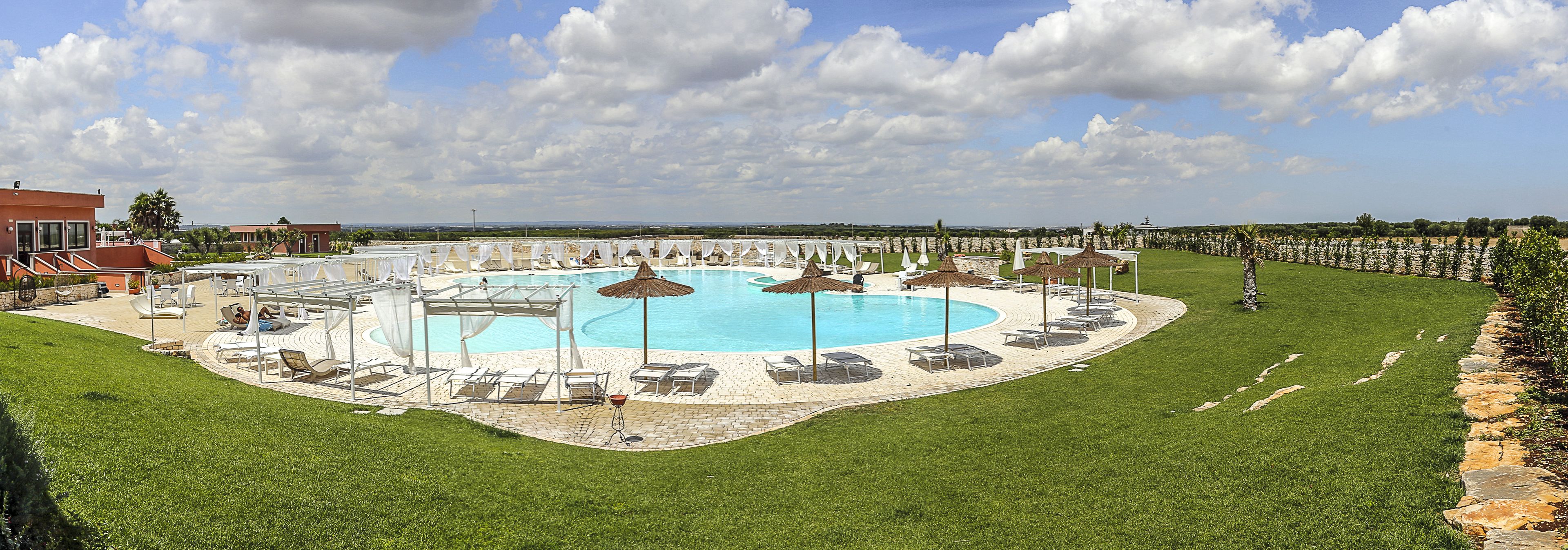 outdoor pool, pool loungers