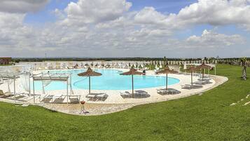 Piscina all'aperto, lettini