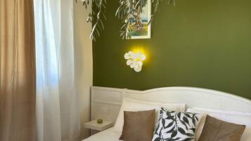 Camera tripla, lato giardino | Biancheria da letto di alta qualità, minibar, una cassaforte in camera