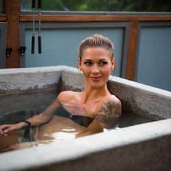 Deep soaking bathtub