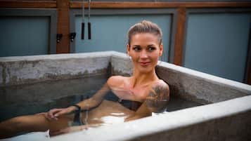 Deep soaking bathtub