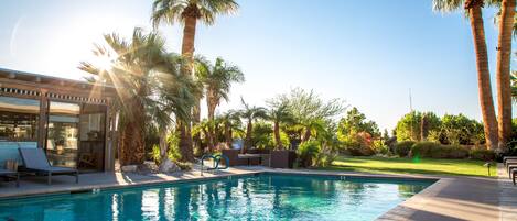 Indoor pool, 2 outdoor pools, pool loungers