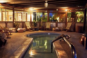 Piscine intérieure, 2 piscines extérieures, chaises longues