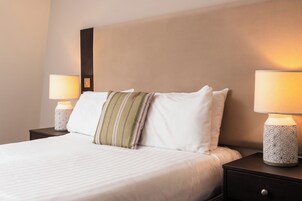 标准双人房 | 办公桌、免费 WiFi、床单