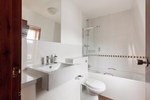 Free toiletries, towels - Kings Arms Hotel (Kyleakin)