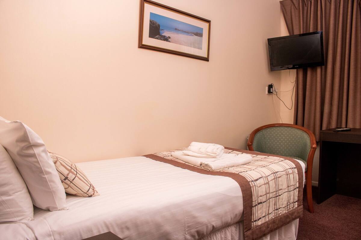 Standard Single Room | Desk, WiFi (free), bed sheets