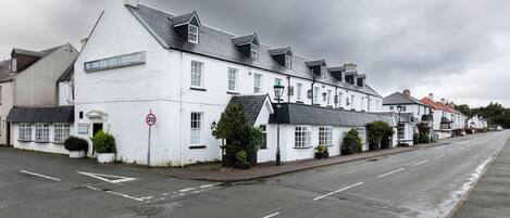 A white building with a sign reading "The King's Arms Hotel & Restaurant."