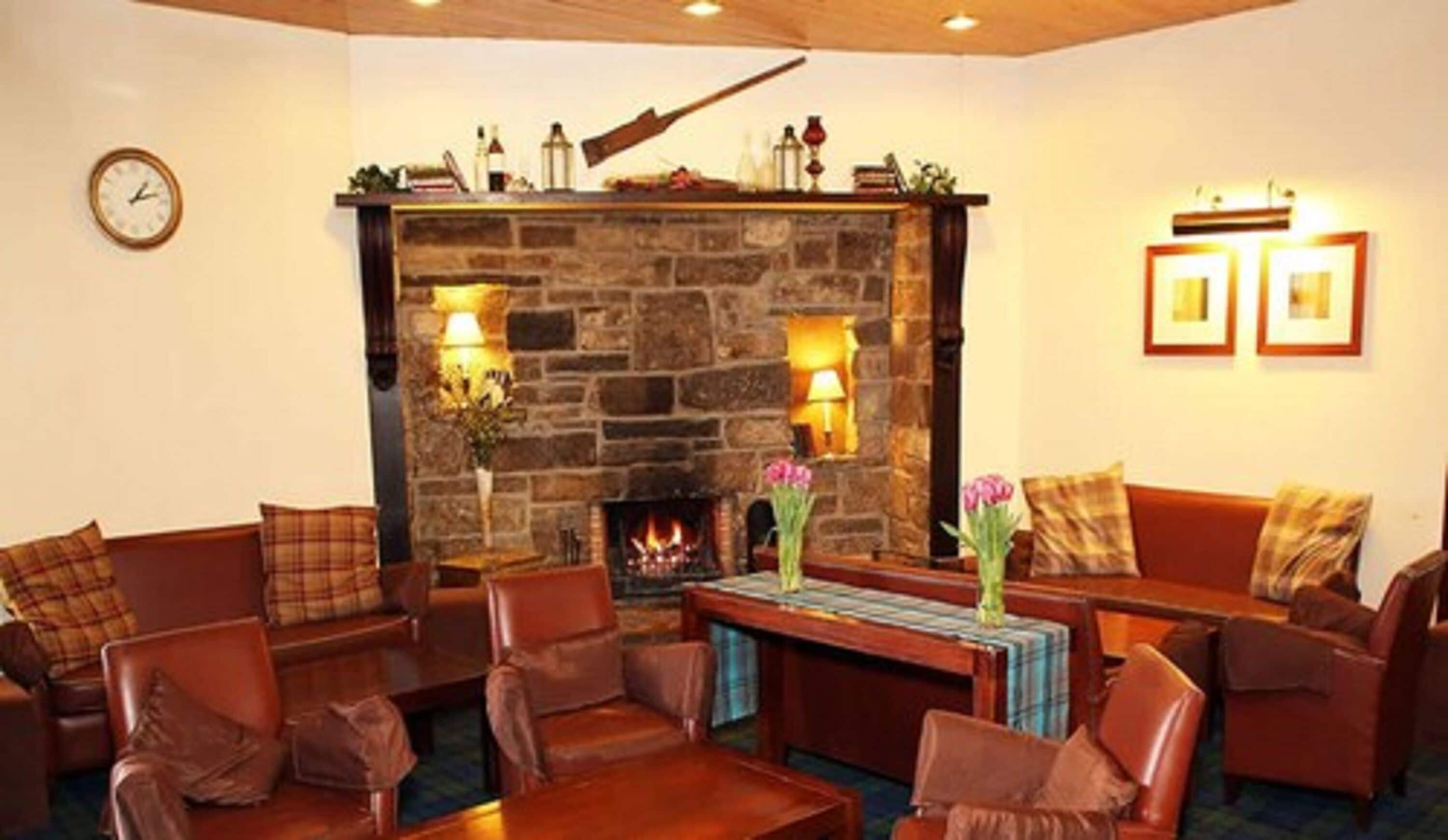 Serves lunch and dinner