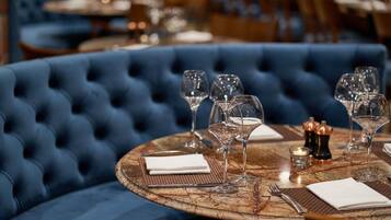 Serveert ontbijt, lunch, diner, lokale gerechten