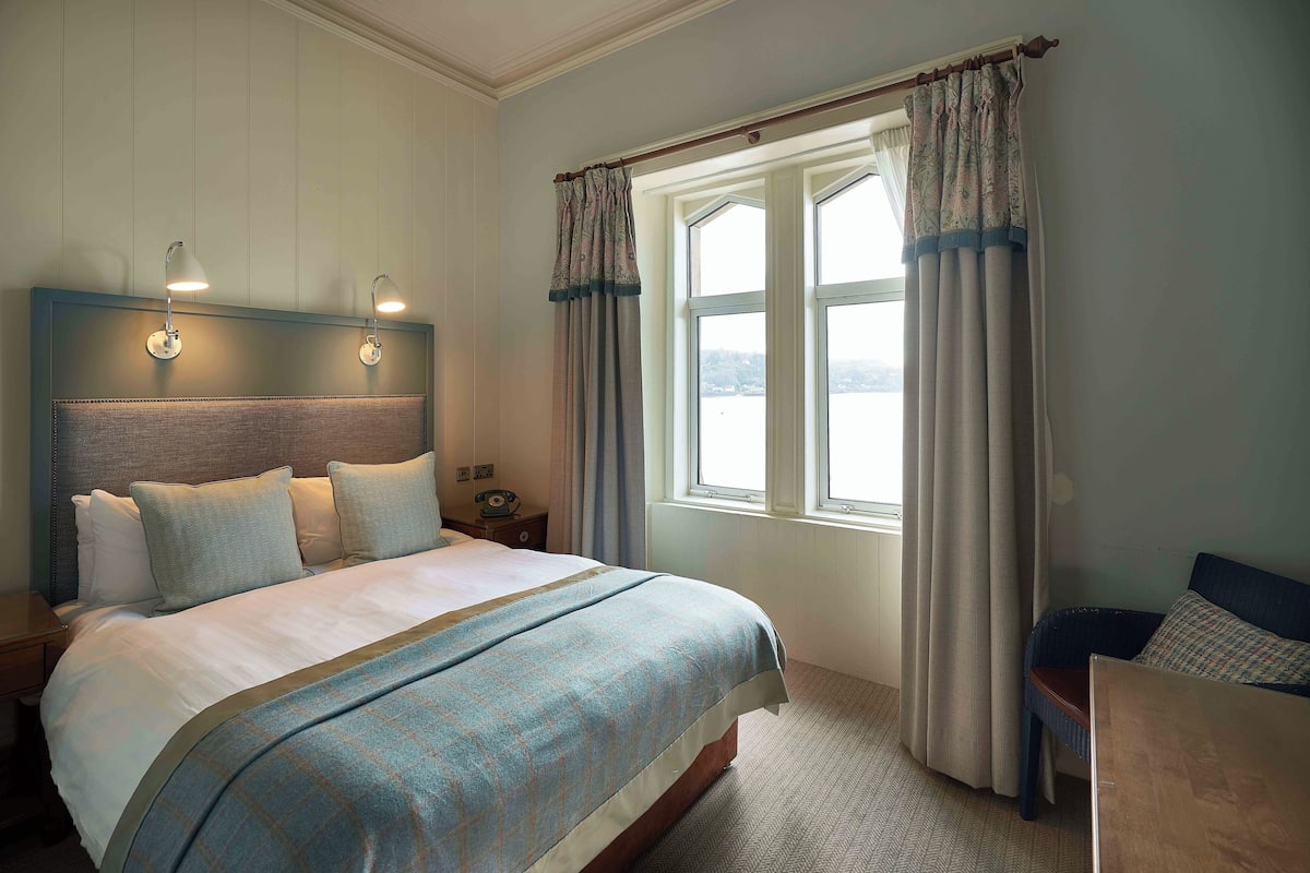 Desk, iron/ironing board (on request), WiFi (free), bed sheets