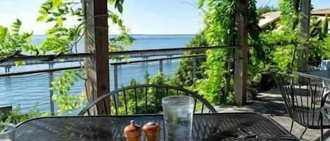 Petit déjeuner, déjeuner et dîner servis sur place, vue sur la mer