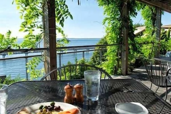 Se sirven desayunos, almuerzos y cenas; cocina local; con vista al mar