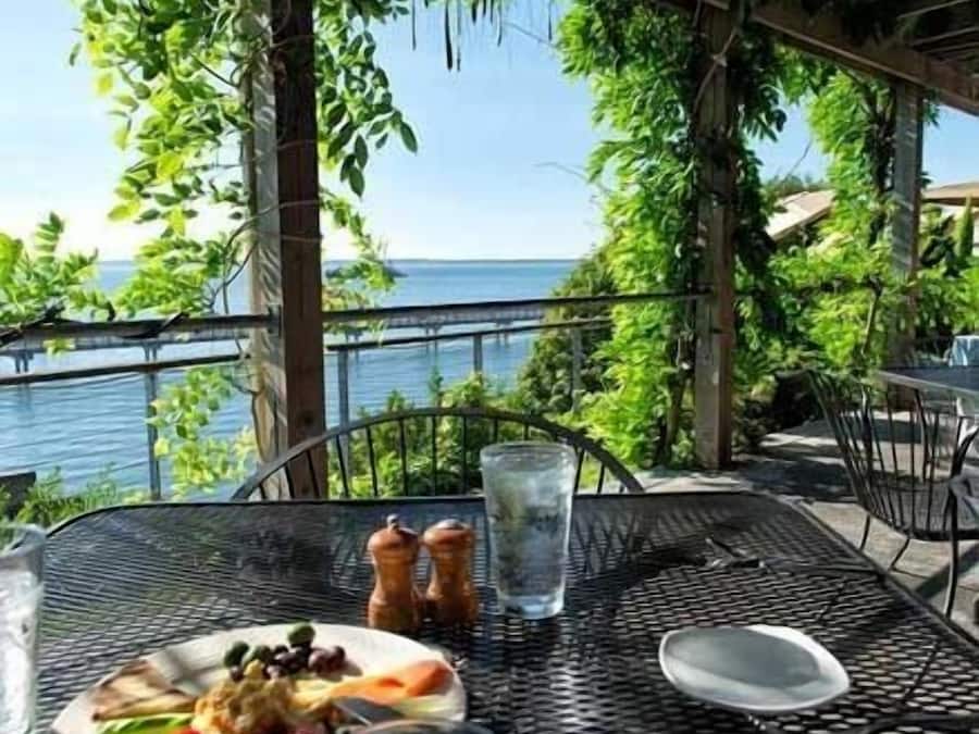 Breakfast, lunch, dinner served; local cuisine, sea views