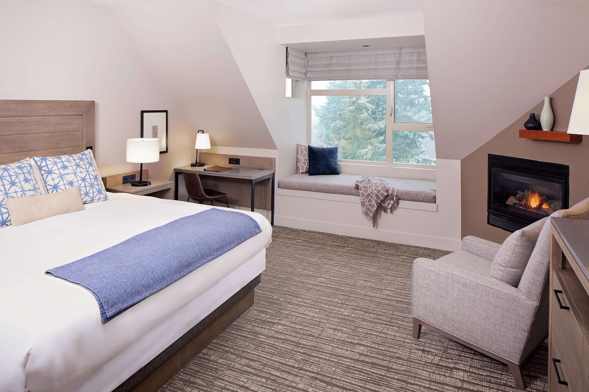 Room, 1 King Bed (Partial Bay View) | 1 bedroom, premium bedding, down comforters, minibar